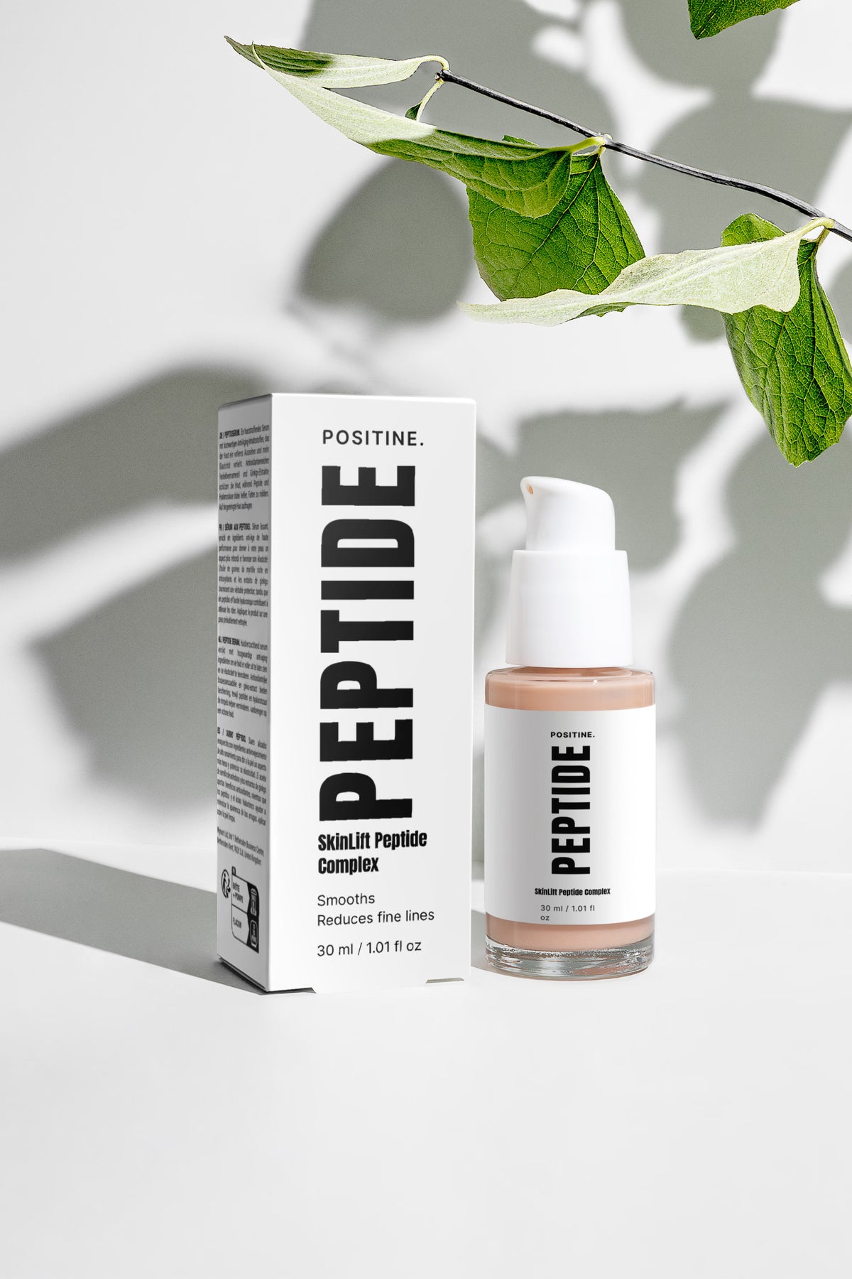 Complejo de péptidos SkinLift — frasco y caja al sol bajo hojas verdes