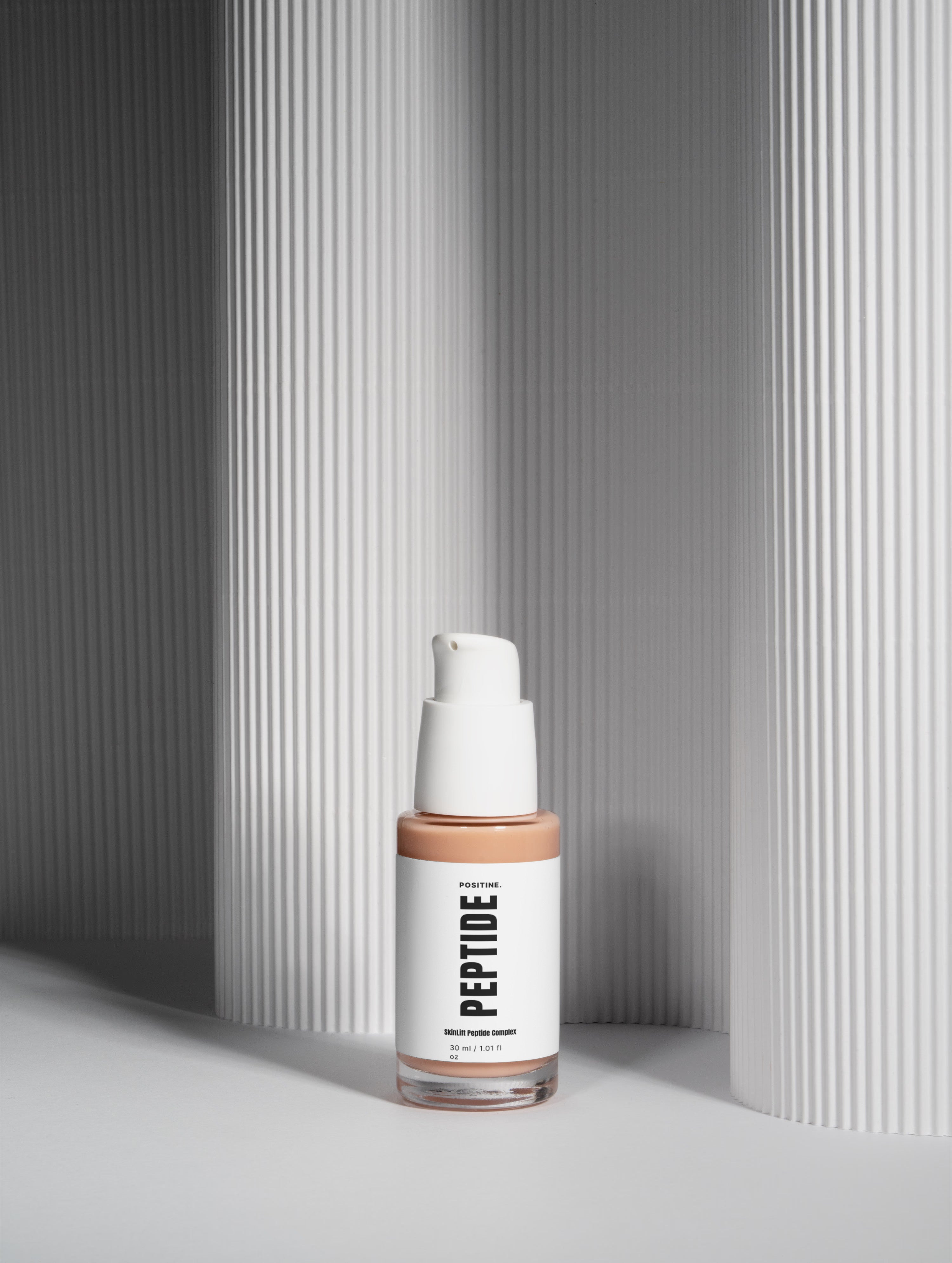Complejo de péptidos SkinLift — frasco sobre fondo claro acanalado
