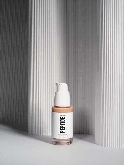 Complejo de péptidos SkinLift — frasco sobre fondo claro acanalado